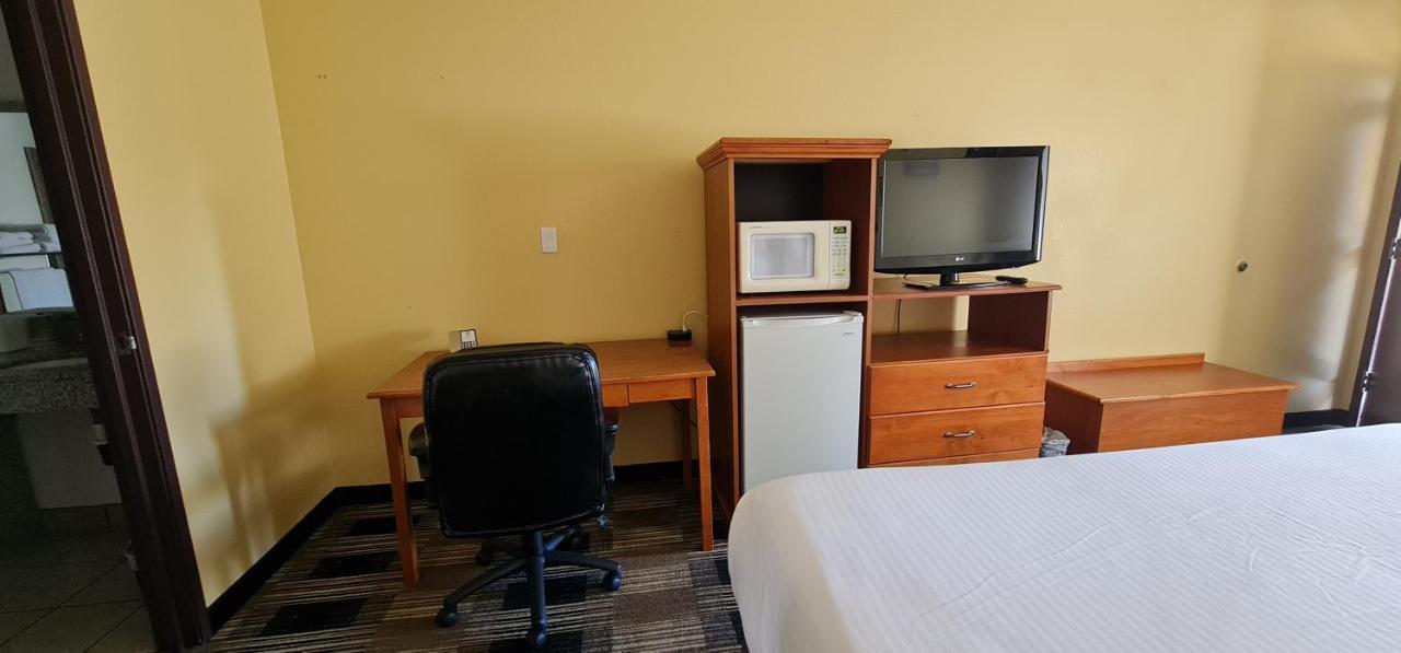 Oakridge Inn & Suites Экстерьер фото