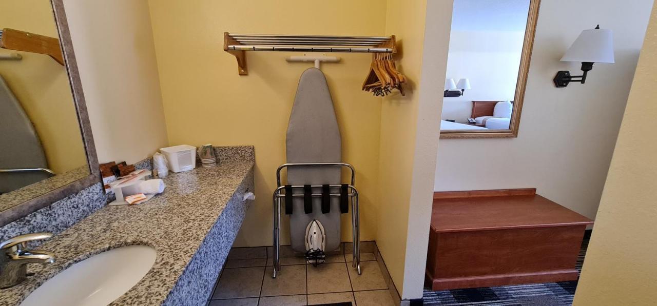 Oakridge Inn & Suites Экстерьер фото