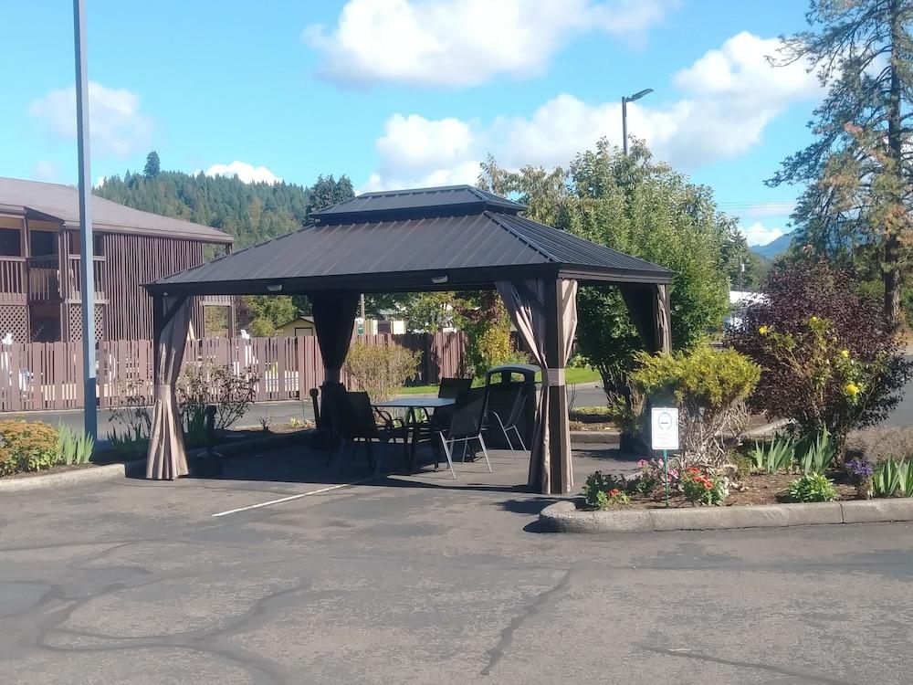 Oakridge Inn & Suites Экстерьер фото