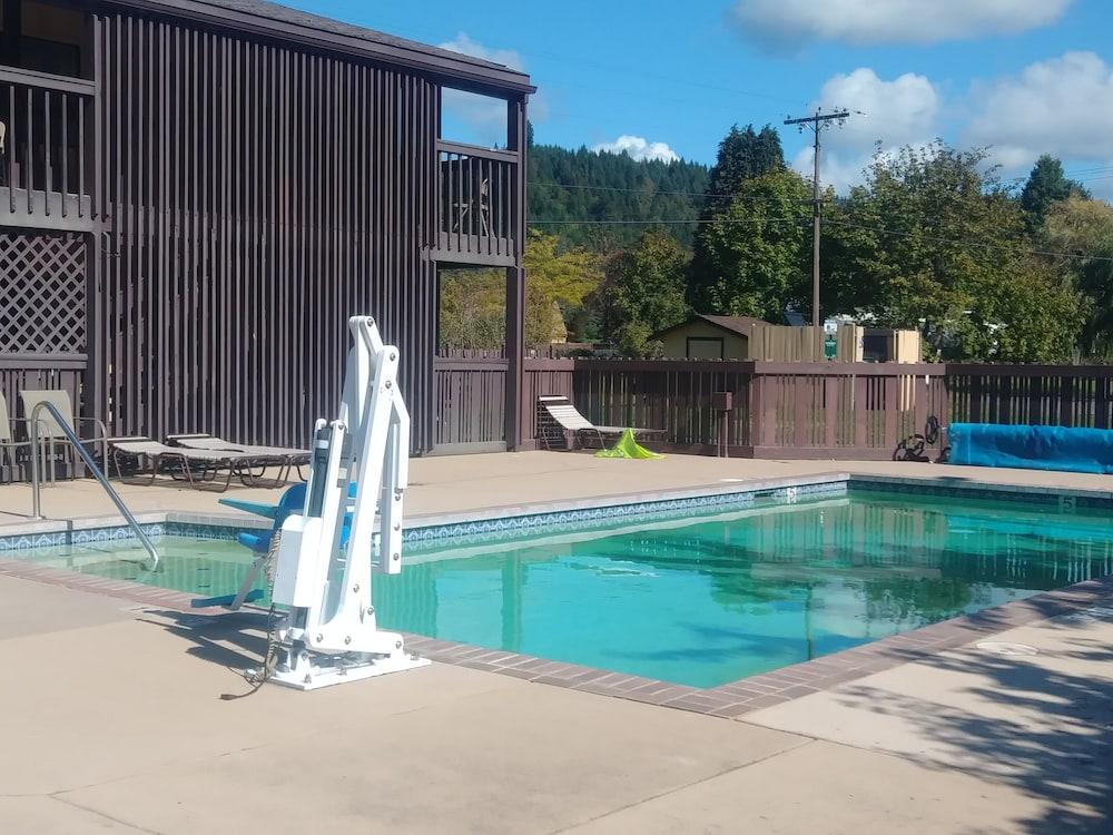 Oakridge Inn & Suites Экстерьер фото