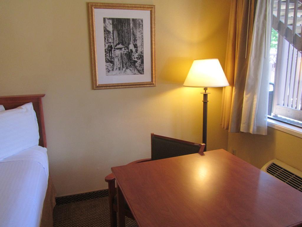 Oakridge Inn & Suites Экстерьер фото
