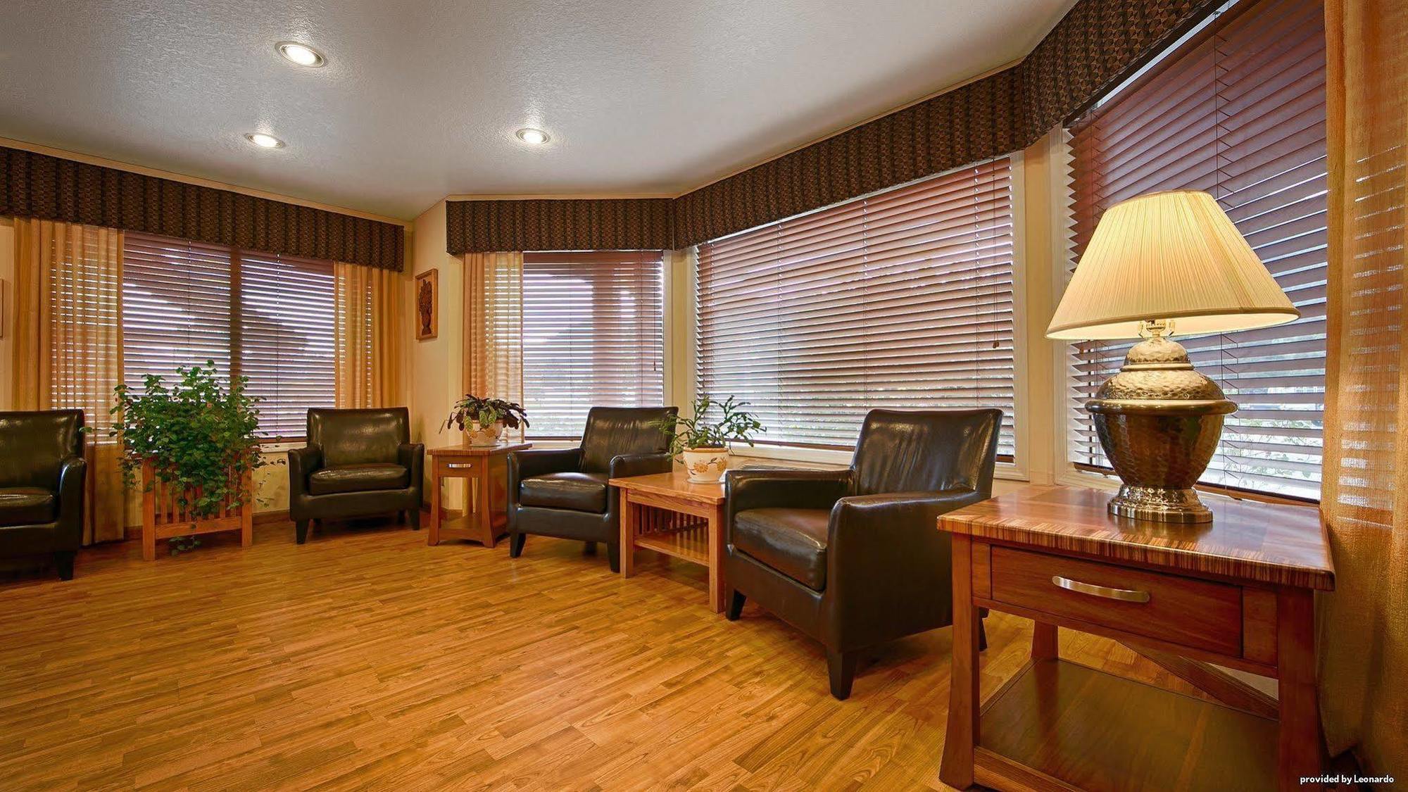 Oakridge Inn & Suites Экстерьер фото