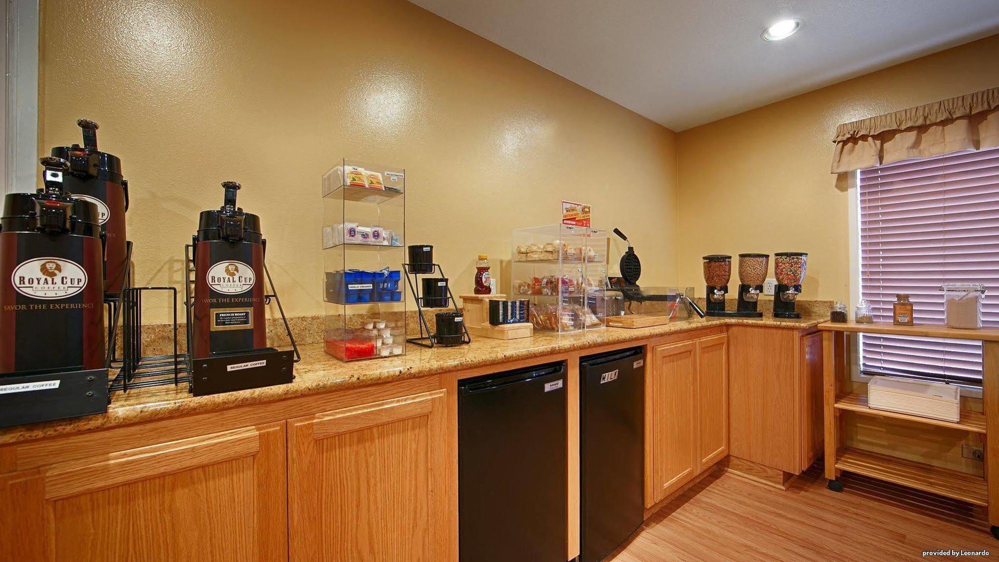 Oakridge Inn & Suites Экстерьер фото