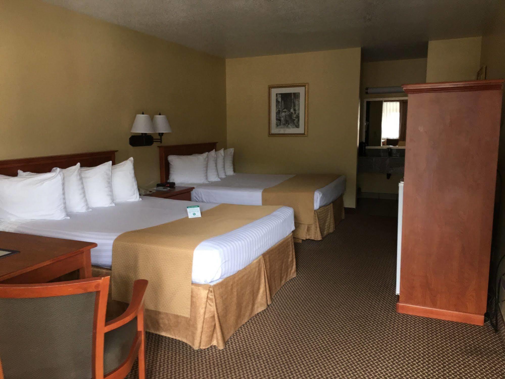 Oakridge Inn & Suites Экстерьер фото