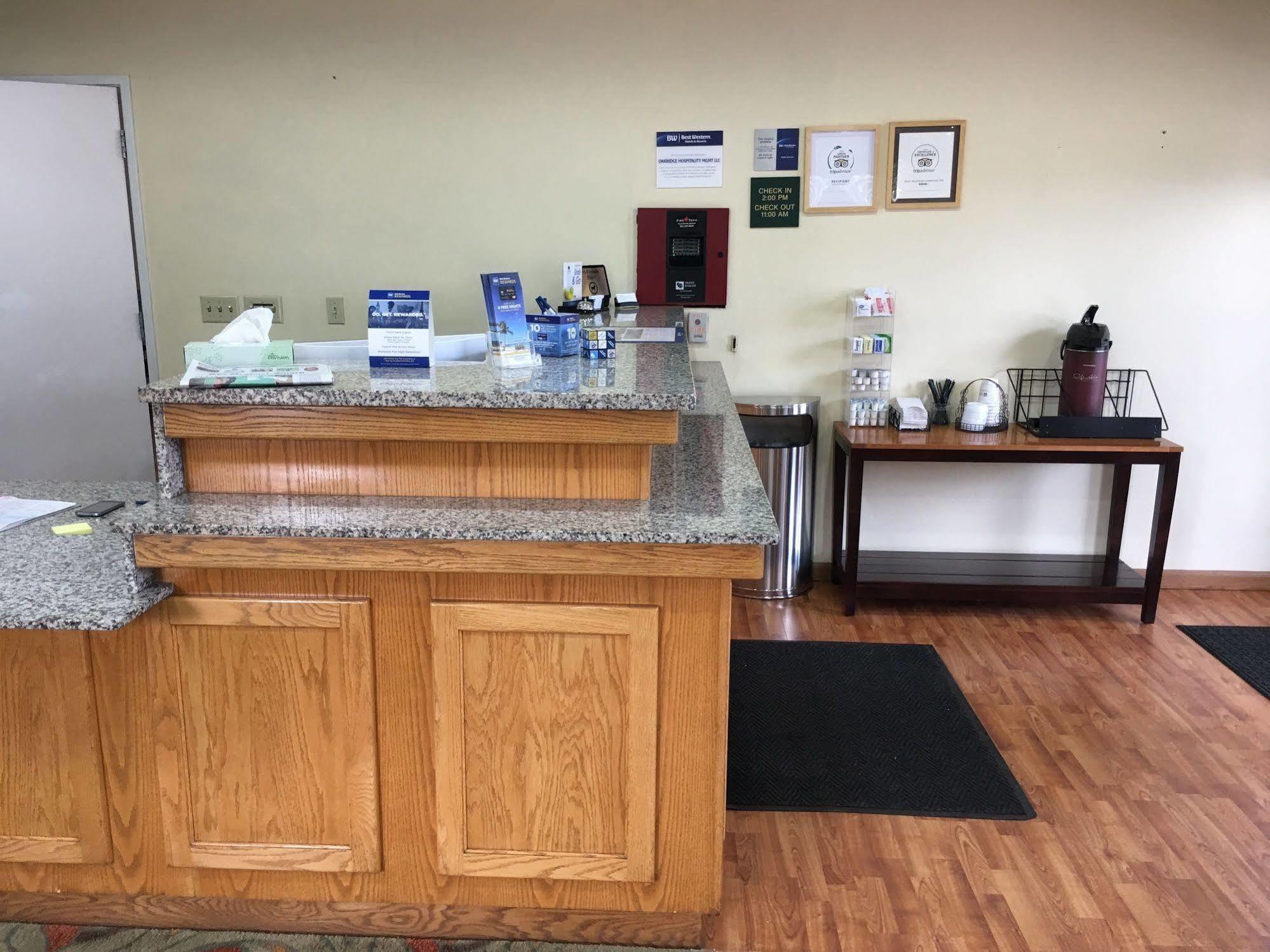 Oakridge Inn & Suites Экстерьер фото